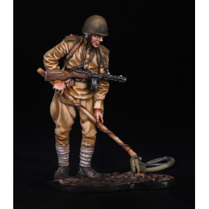 Рядовой сапёрных частей Красной Армии с миноискателем 1943-45 | Масштаб 1:32 | E.K.Castings